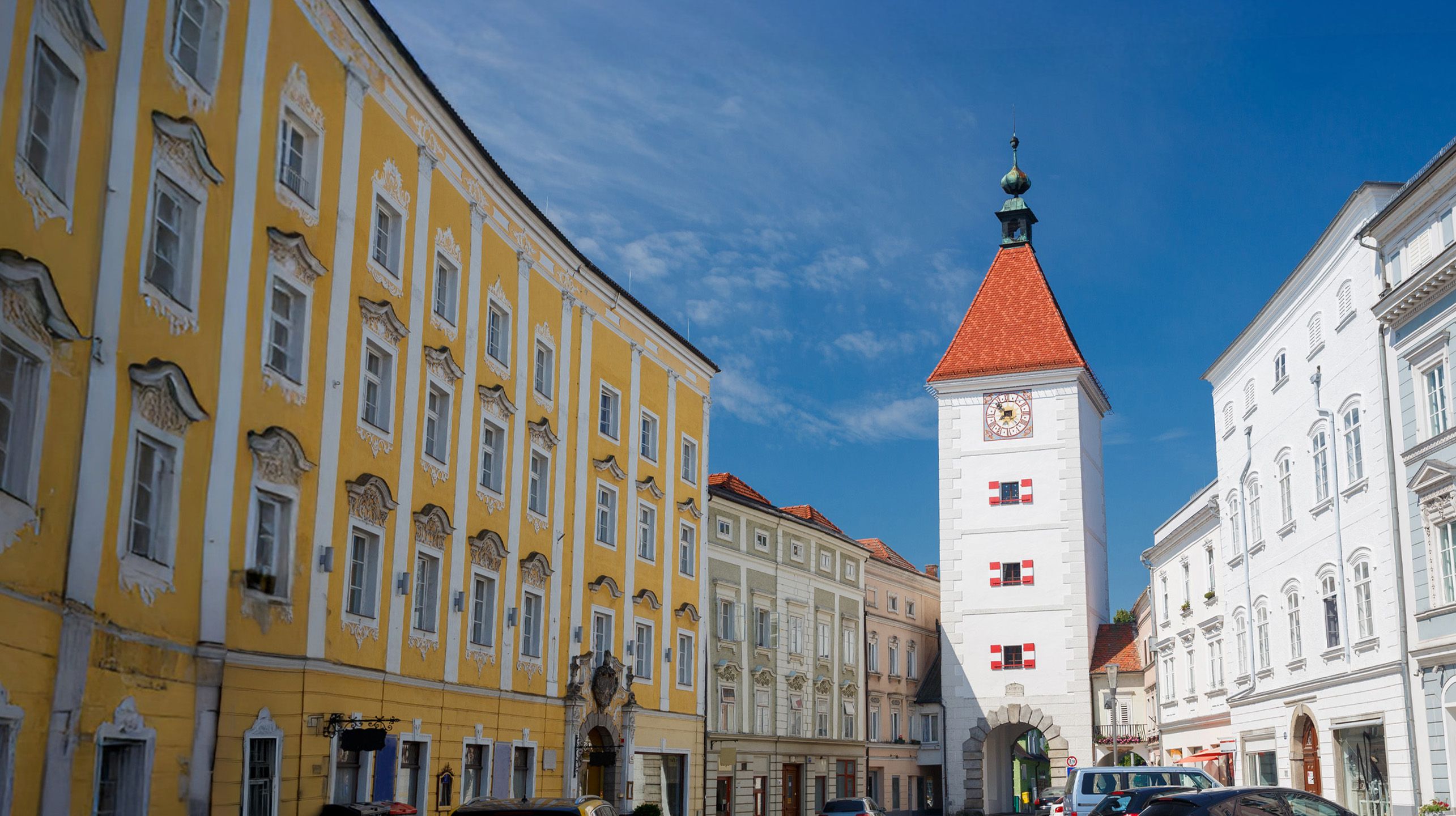 Blick auf den Uhrenturm in der Stadt Wels
